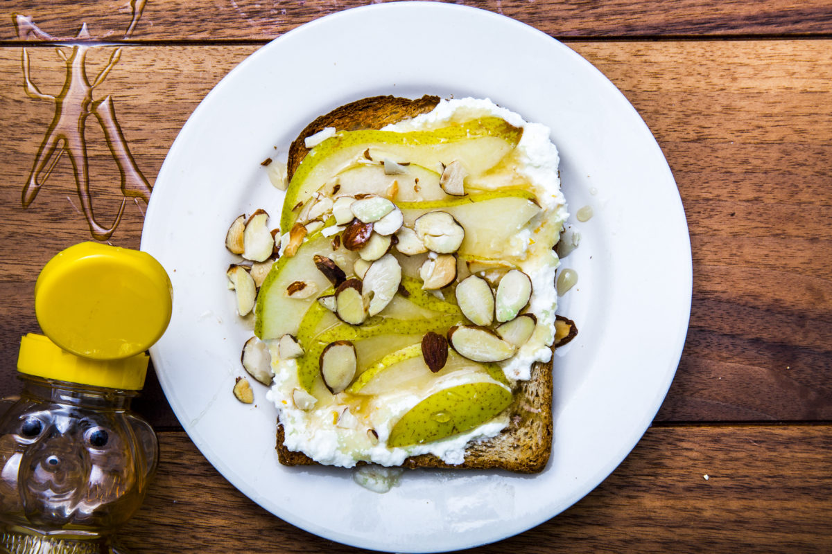 Tost me Rikota, dardhe dhe mjalte