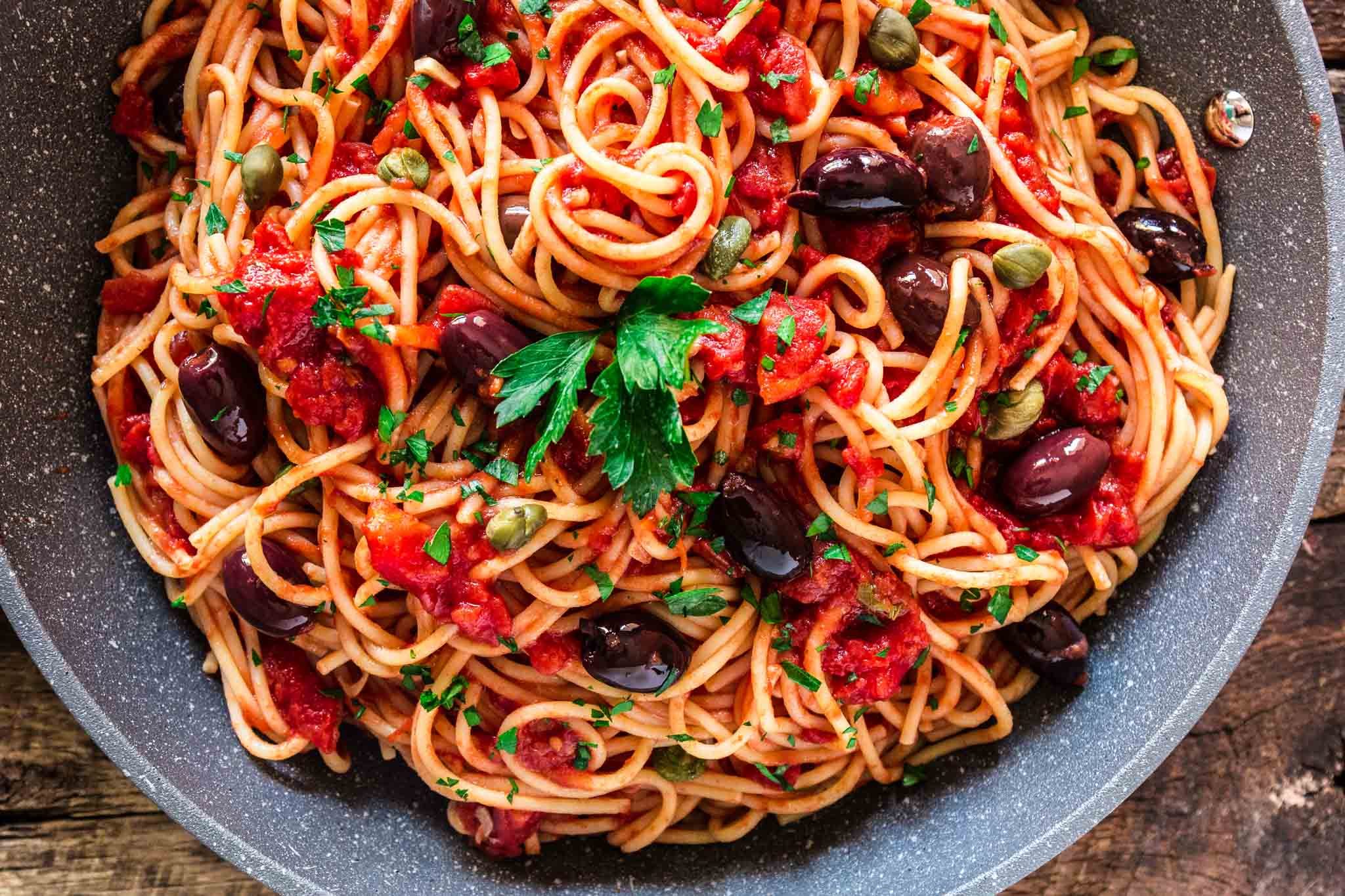 Spaghetti “Puttanesca” (paturpësisht të shijshme)