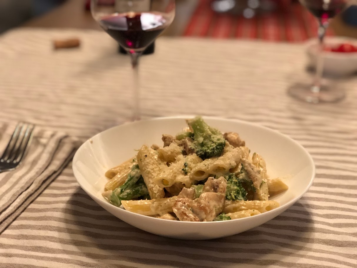 Pene me brokoli, pana dhe fileto pule