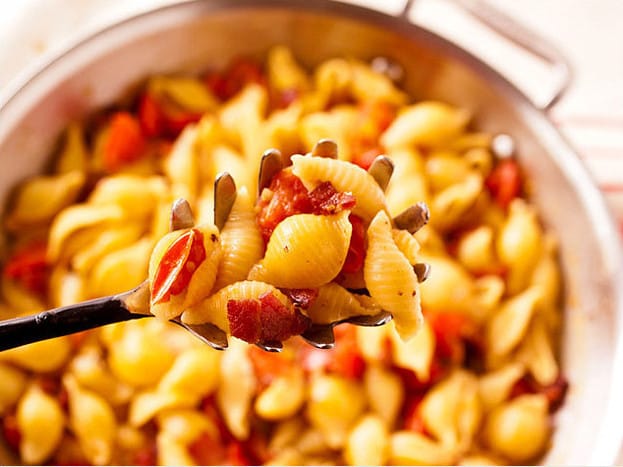 Makarona guacka per nje person ne nje tigan me pancete, domate dhe djath blu.