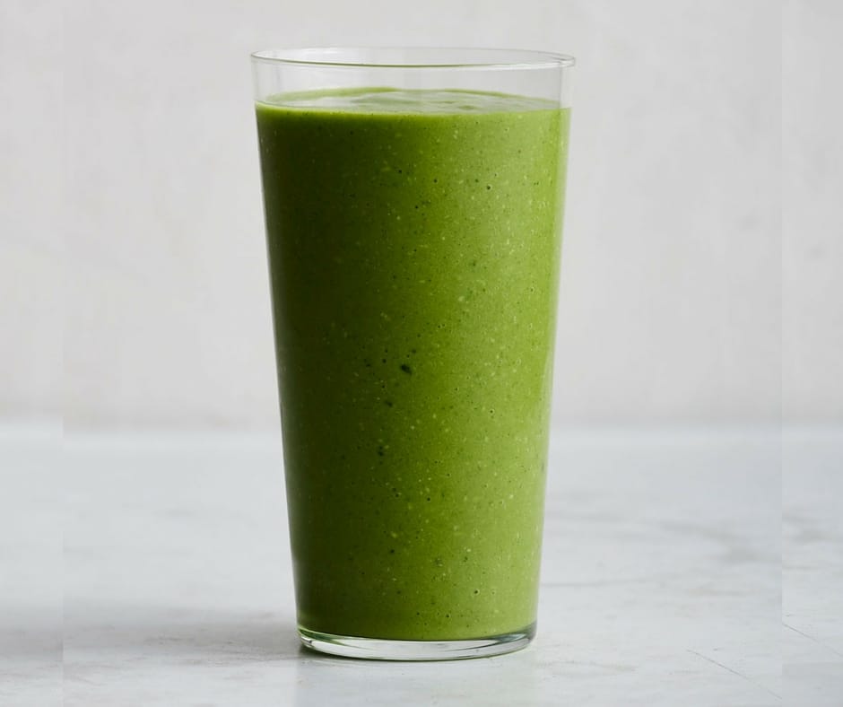 Super smoothie me avocado, kale, ananas dhe arre kokosi
