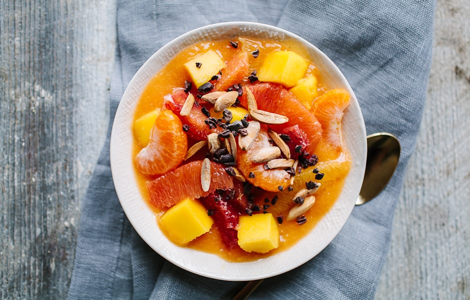 Sallate citrike me portokalle, mango dhe bajame