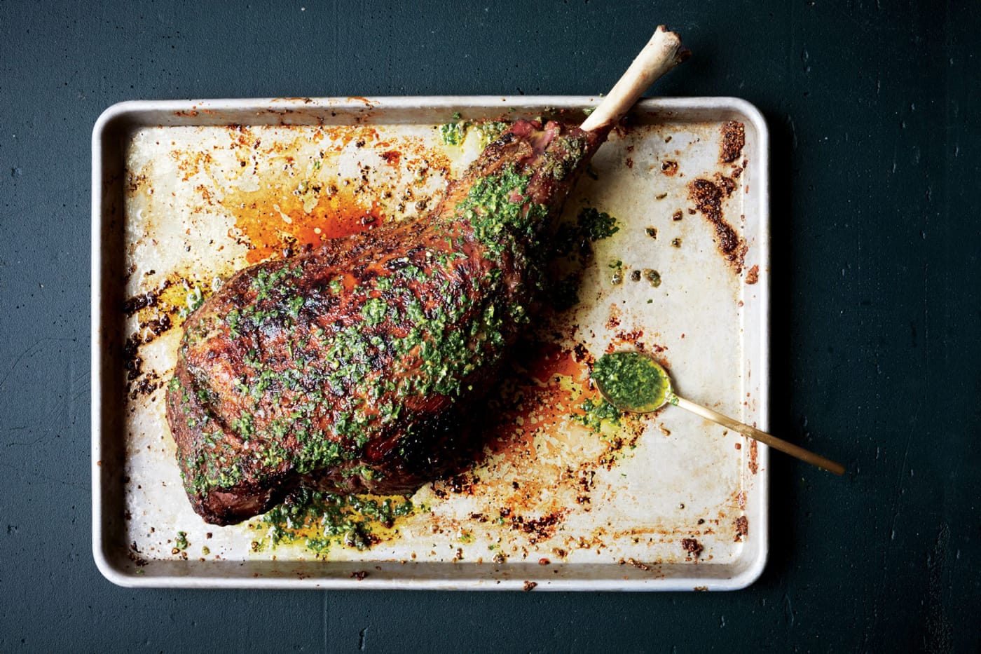 Kofshe Qengji me Salsa Verde dhe Kos me Mente