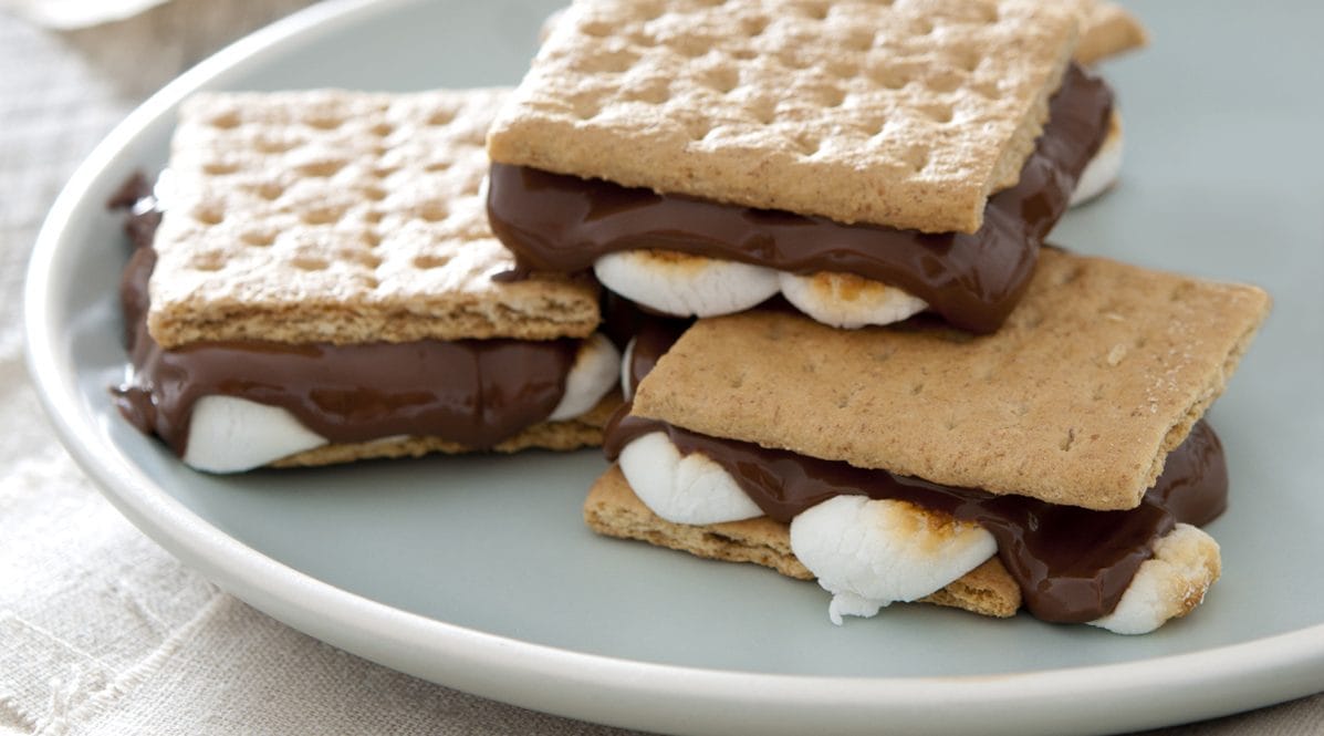 S’mores: Biskota, marshmallow dhe çokollatë