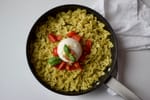 Pasta me pesto, pomodorini dhe burrata