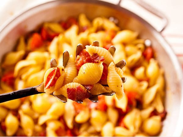 Makarona guacka per nje person ne nje tigan me pancete, domate dhe djath blu.