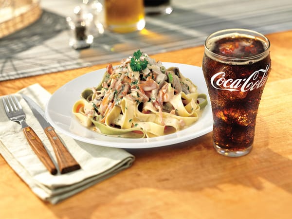 Fettuccine me pule dhe salce alfredo